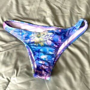 NWT Bikini bottom size Medium very cheeky!